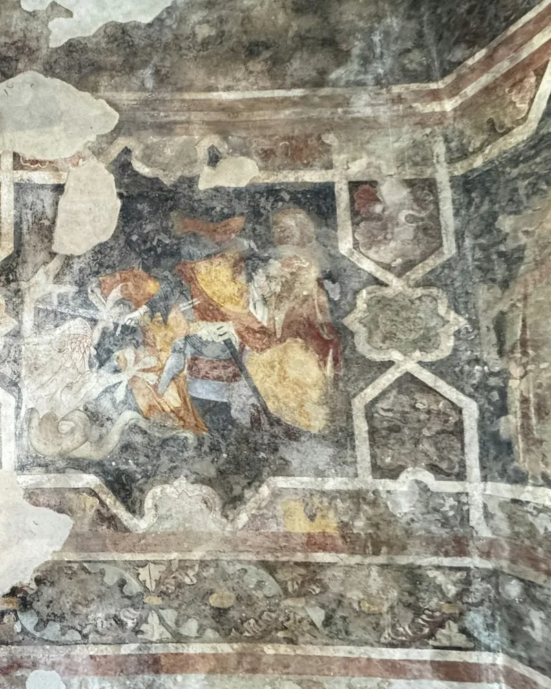 Zvětralá historická nástěnná malba se ztrátami omítky a viditelnými švy vrstev